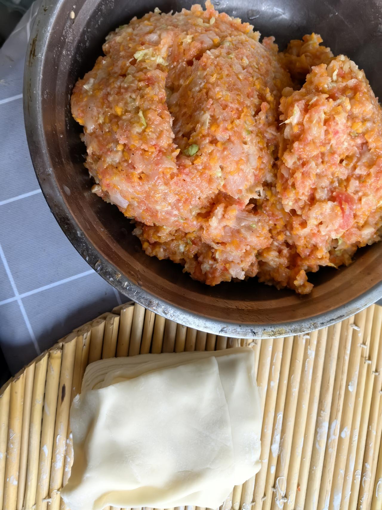 2026年的第一天，包了五百多个饺子，给毛孩子途途包了三百个，剩下的饺子皮，包了