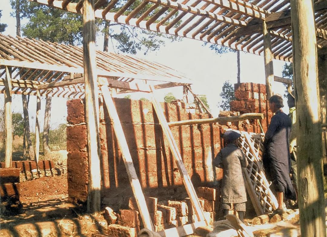 1937年抗战全面爆发后，林徽因、梁思成携子女辗转逃离北平，1938年抵达云南昆