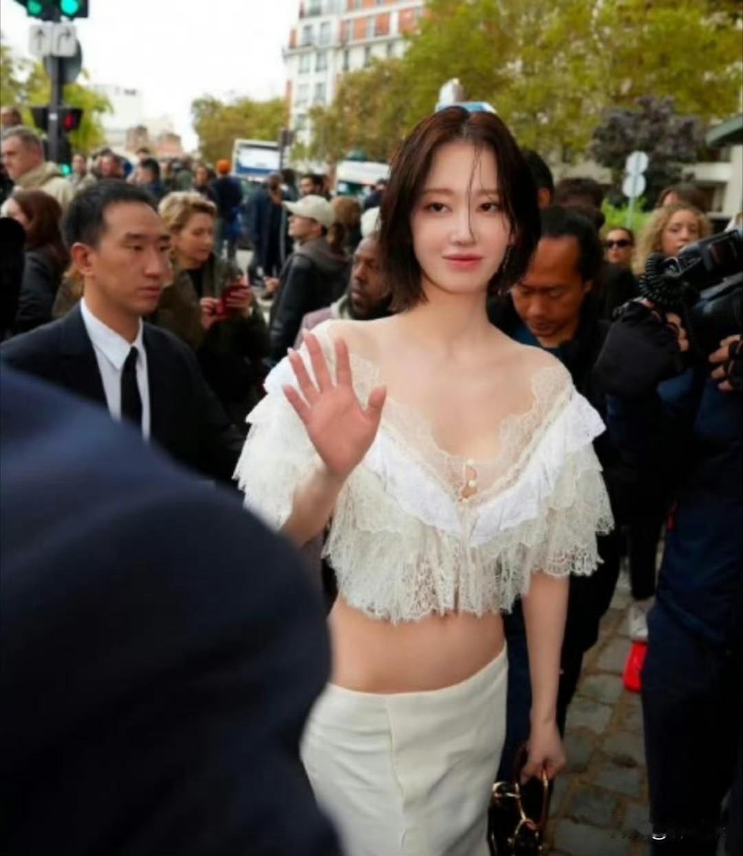 这是能穿到公共场合的衣服吗？捂着眼睛偷偷看！全钟瑞的着装真的大胆火辣啊，一点