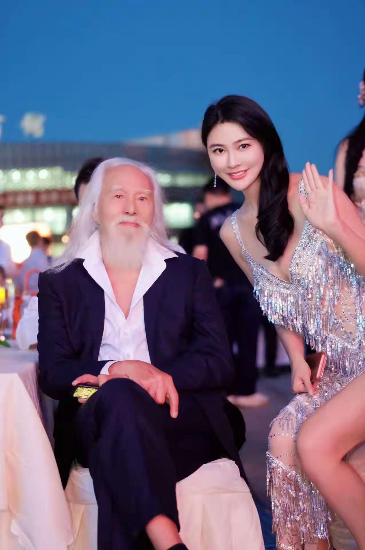 90岁的王德顺和名模吴丹同框合影，那画面真的是仙气十足！王德顺老师高龄仍活力满满
