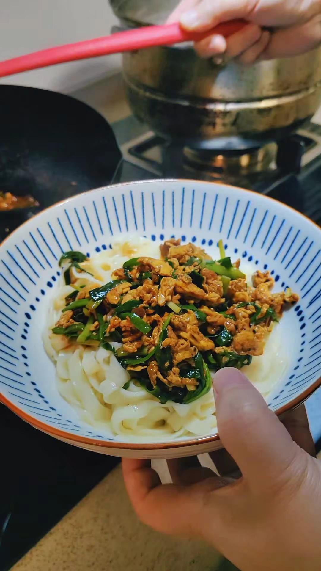 晚上回家能吃上这一碗面，白天再累也值了男人简单的快乐