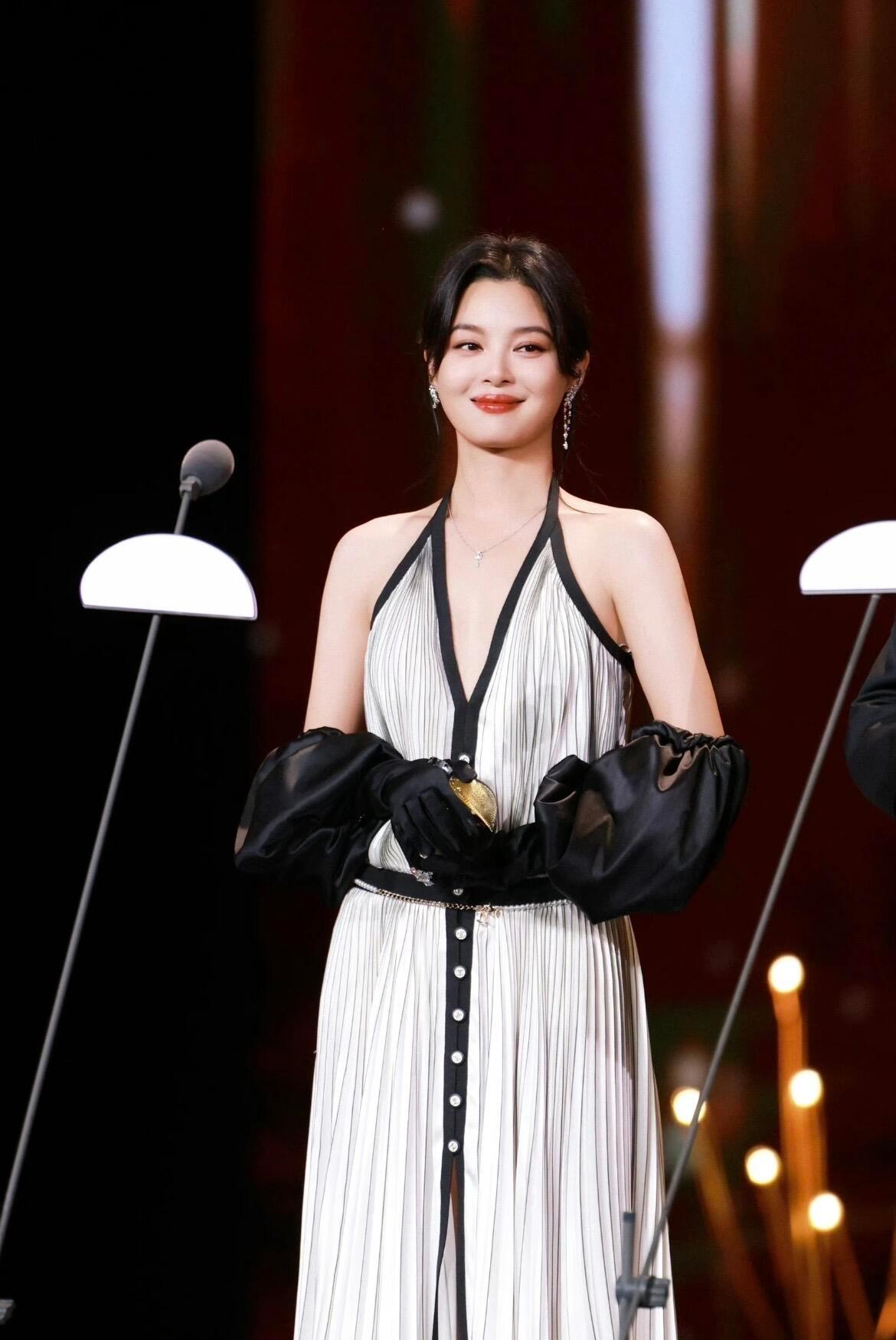 香奈儿押宝辛芷蕾9年这一套Chanel25B简直写了辛芷蕾的名字🖤​​​
