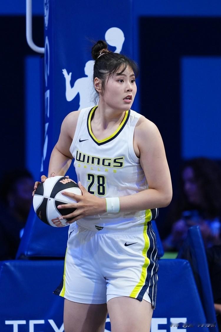6月18日WNBA常规赛，达拉斯飞翼以80-71战胜金州女武神。中国球员李月汝迎