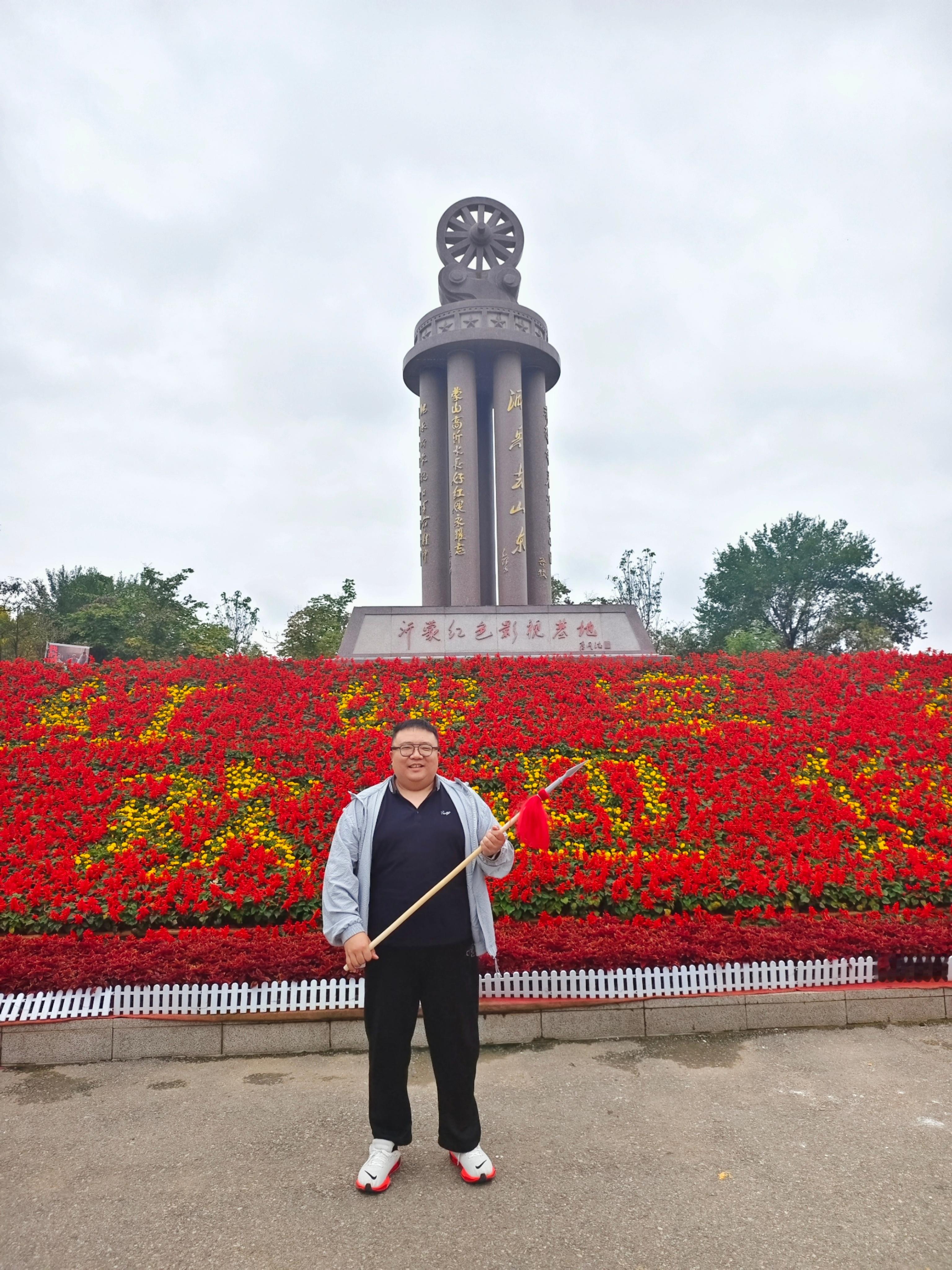 政通人和，来临沂跟着团长打鬼子，吃临沂炒鸡的时候，对面的机关大楼就可以免费停车，