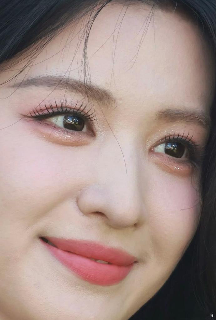 王楚然生图引关注，皮肤状态成焦点。内娱近来流行女团风，那根根分明的睫毛，在她身上