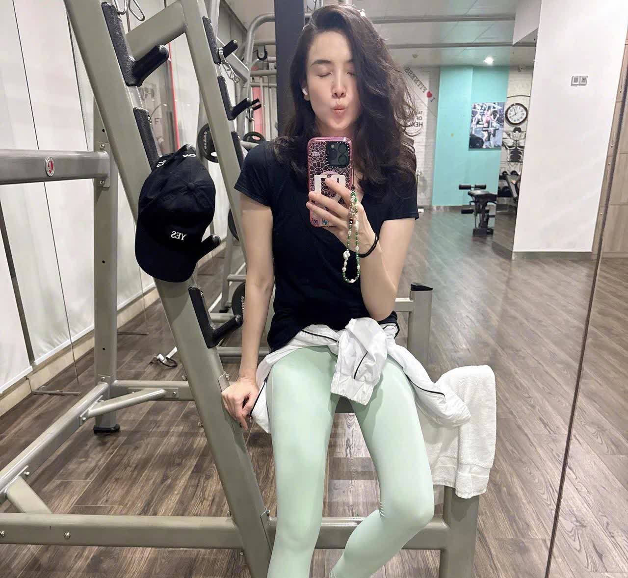 宋佳，173cm，健身房自拍，运动后的放松时刻。
