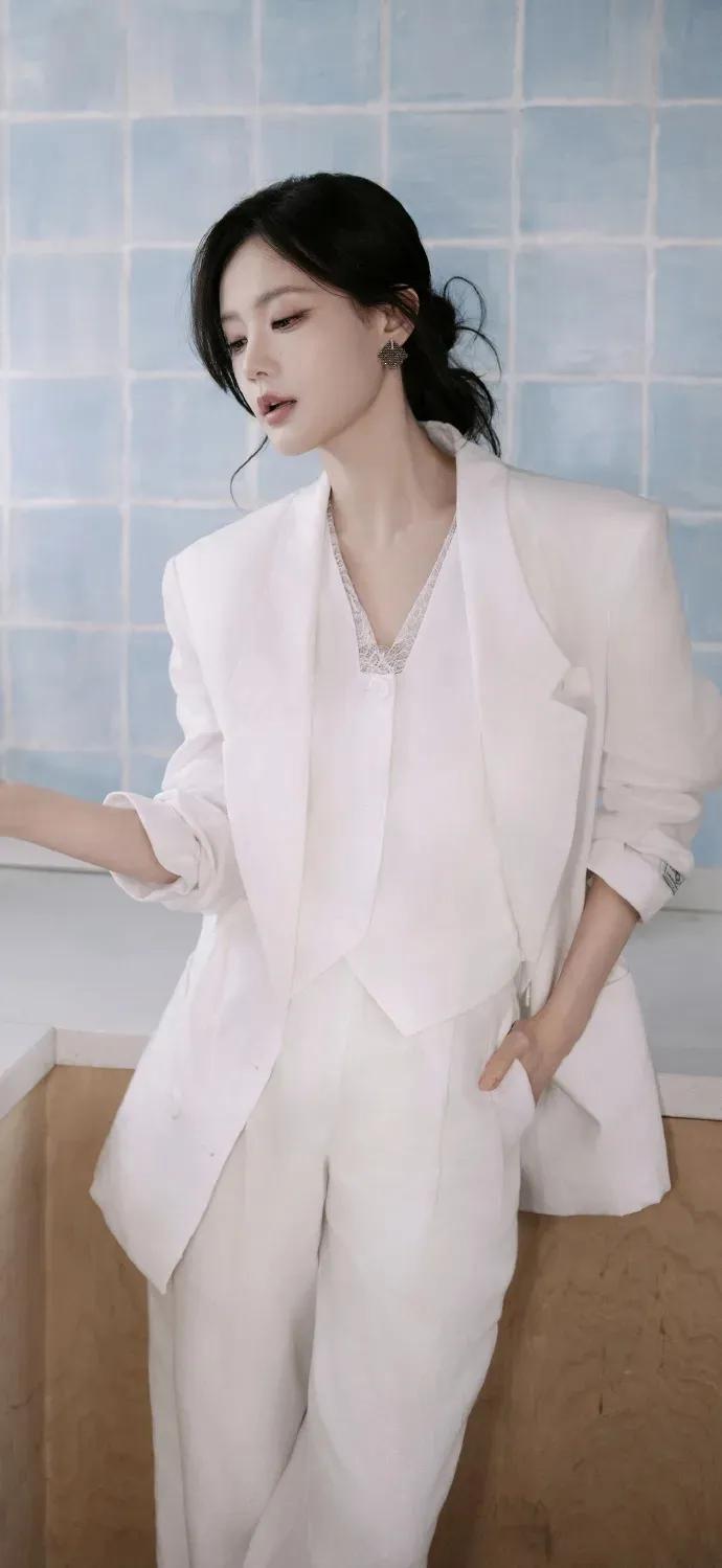 美女壁纸～李一桐，一身纯白西装，是独属于我的从容铠甲。蕾丝V领点缀着温柔的缱绻，