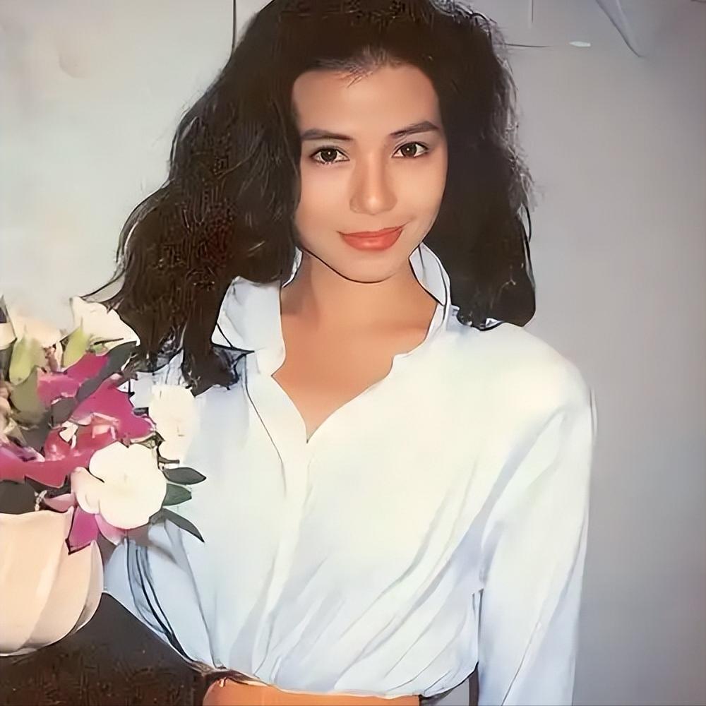 1983年，球王贝利想带钟楚红回国，钟楚红坚决拒绝，不久一富豪出价5