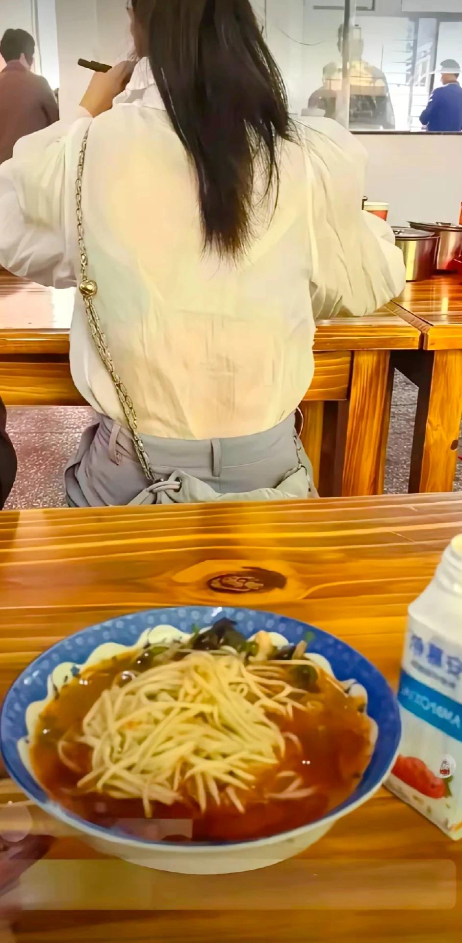 是要告诉她一声还有一个扣子还是继续吃我的面？爆料