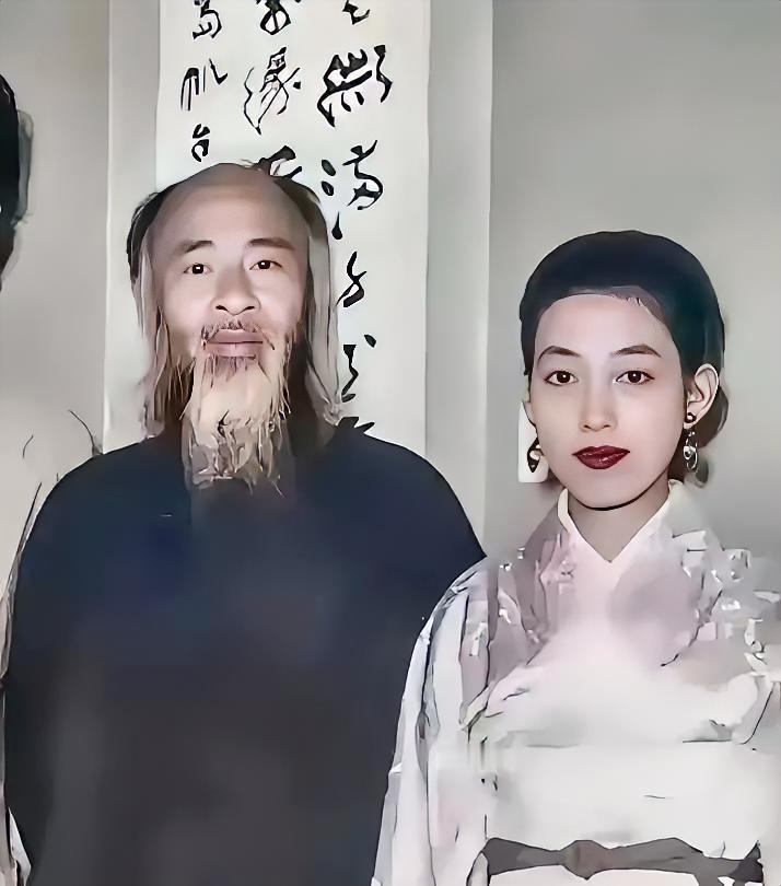 1952年的一天，18岁的山田喜美子站在53岁的张大千面前，脱下所有衣服，涨红着