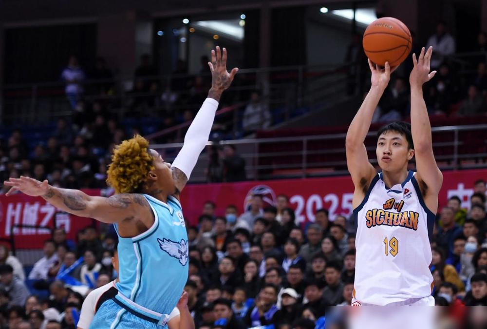 帮助四川队保住CBA参赛资格的“救世主”现身，他不是别人，正是四川体育局。这