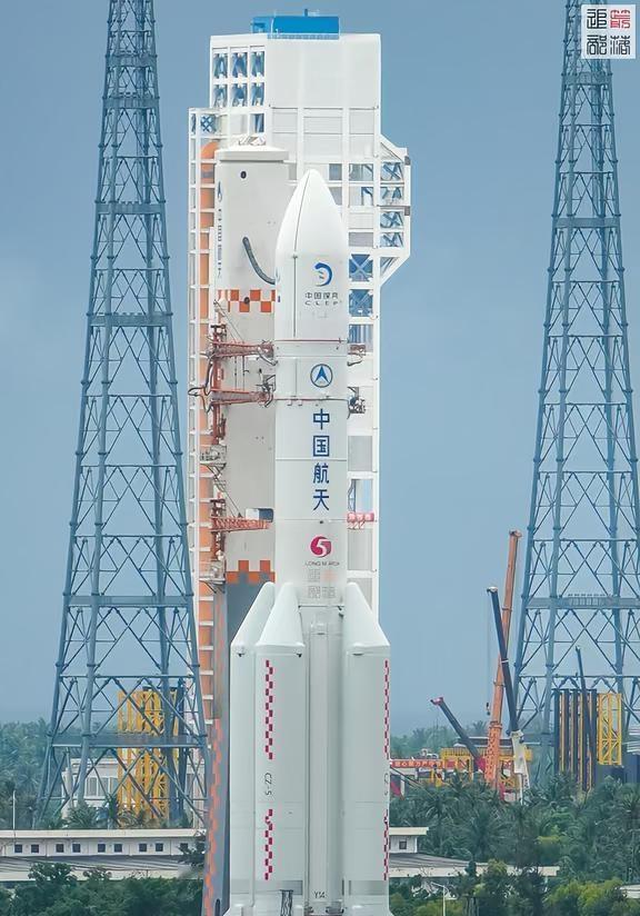 嫦娥七号探测器和长五遥十四火箭转运大图【嫦娥七号探测器和长征五号遥十四运载火箭
