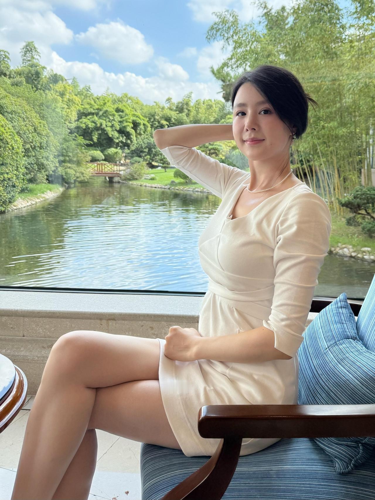 抓紧时间穿裙子，刚下过一场雨，一场秋雨一场寒，今天果断翻出衣橱里白色连衣裙