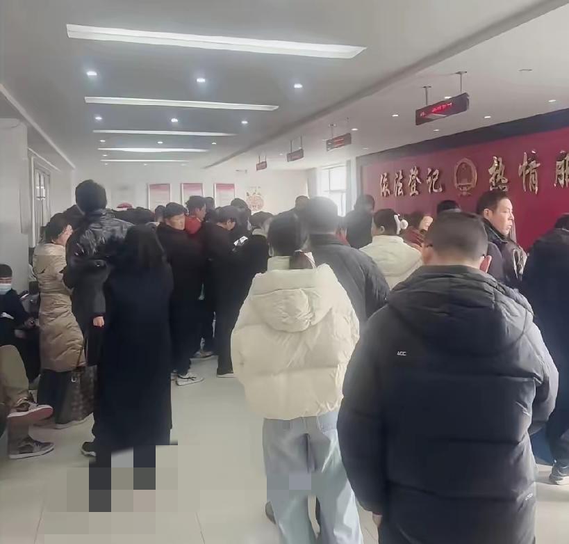 估计民政局工作人员都没想到，节后第一天大厅爆满，热闹的不是结婚窗口，而是离