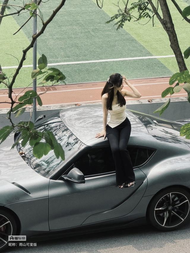 美女与她的跑车