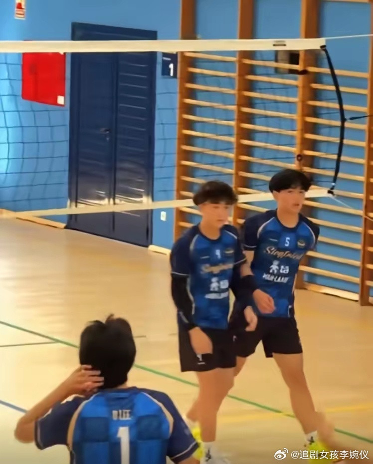 张柏芝晒二儿子打球正脸身高早已超过张柏芝，运动服下肌肉线条明显，扣球动作利落有力