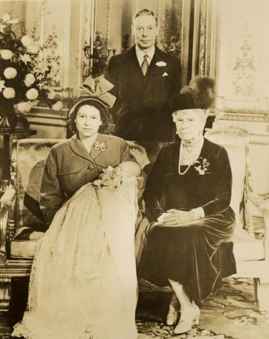 “你想成为第二个温莎公爵吗？”查尔斯三世为了保住自己的王冠，委屈自己娶了戴安娜王