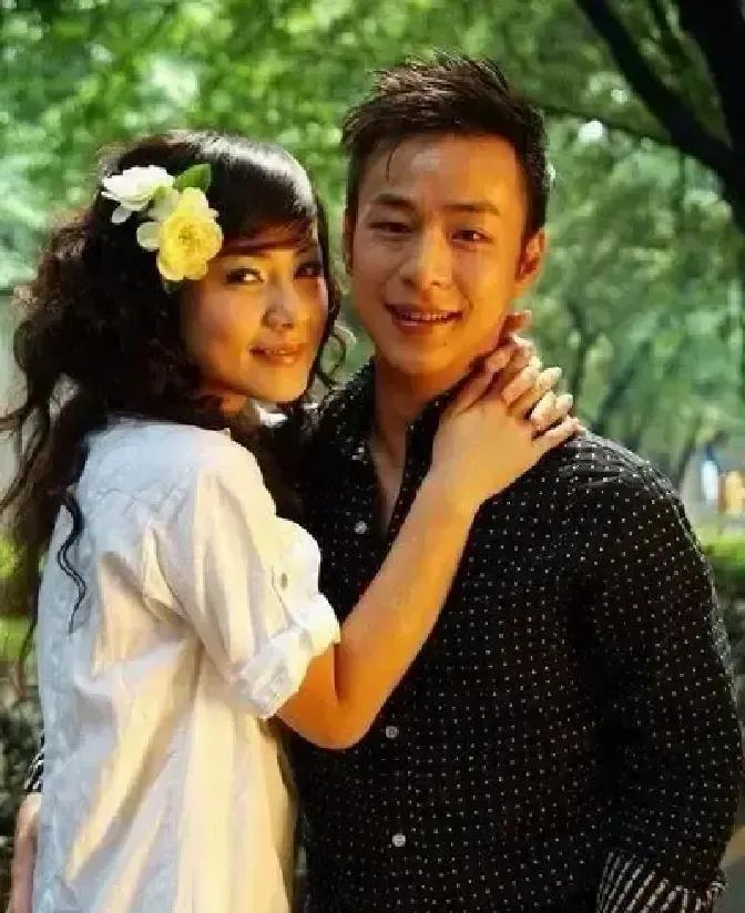 阿奇和黄菲同框越来越多，Coco直接消失，我追了二十年的夫妻档说没就没。上周剧