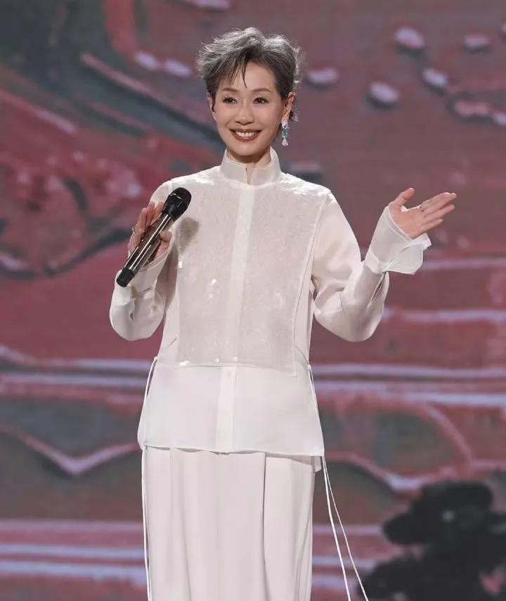 叶童凌晨发文退出！5月25日，62岁的叶童凌晨2：45分突然发文在完成苏州站演