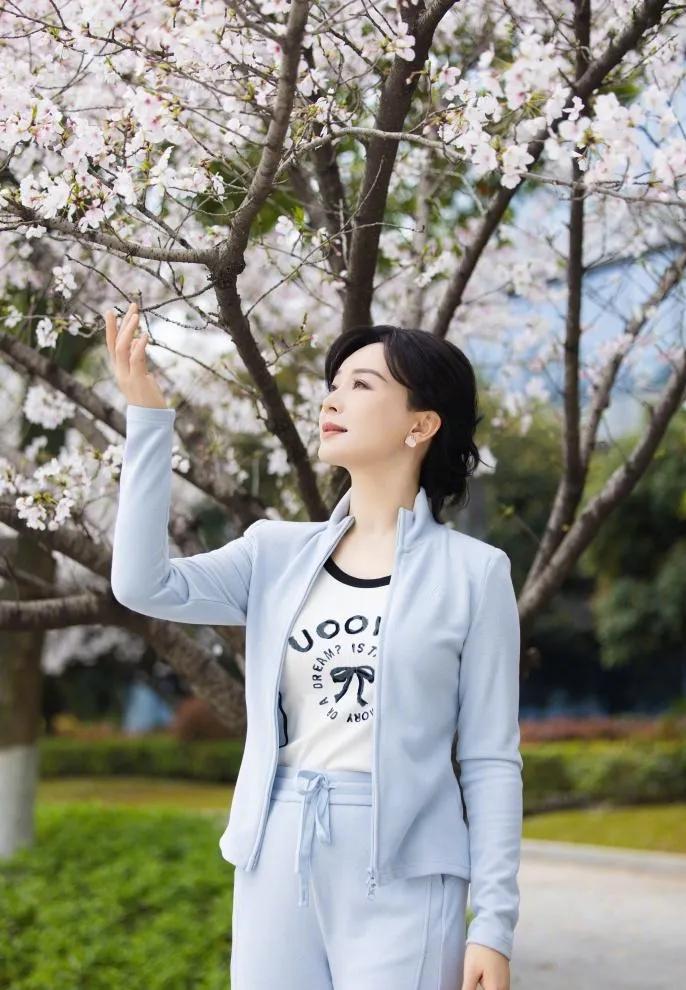 被陈数美到了！淡蓝色立领外套，温柔又显贵。樱花树下的随拍，气质这块拿捏得