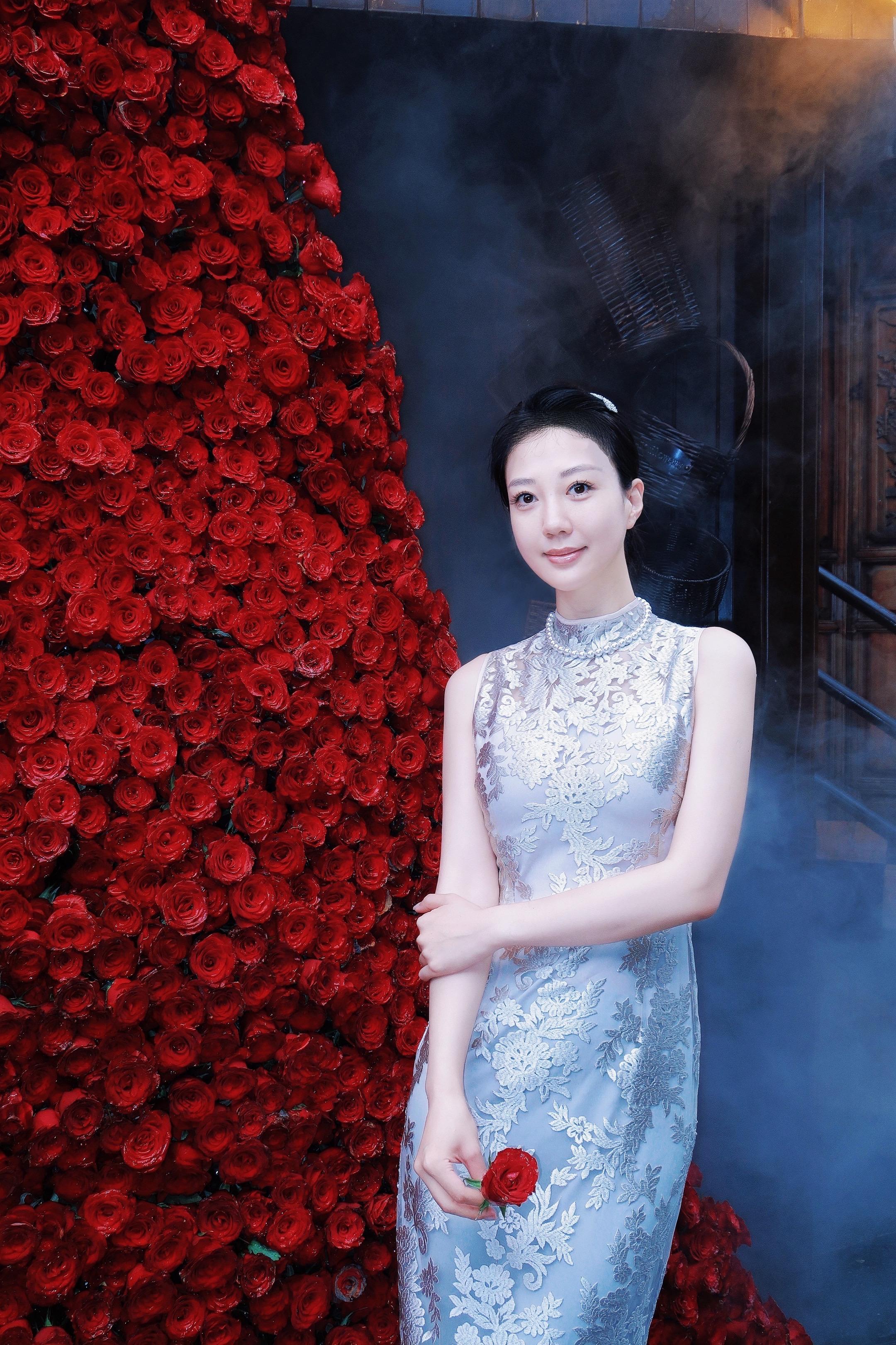 孤山独听雨下 寒夜里把酒当茶。相思何处可寄 笛声夜风苍崖