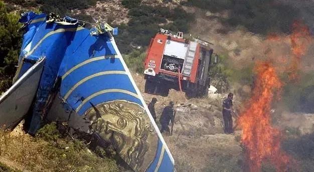 2005年，一架客机在雅典上空盘旋，机舱里所有人员都已死亡，但飞机依然在万米高空