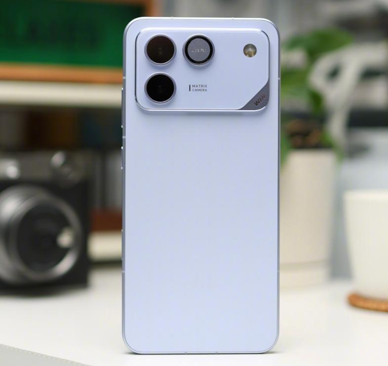 很多人买续航机就死盯容量数字，觉得越大越能打，实则大错特错——续航的核心是“电池