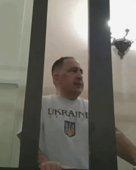 格鲁吉亚前总统萨卡什维利在法庭高唱乌克兰国歌格鲁吉亚前总统今天要求身穿乌克兰