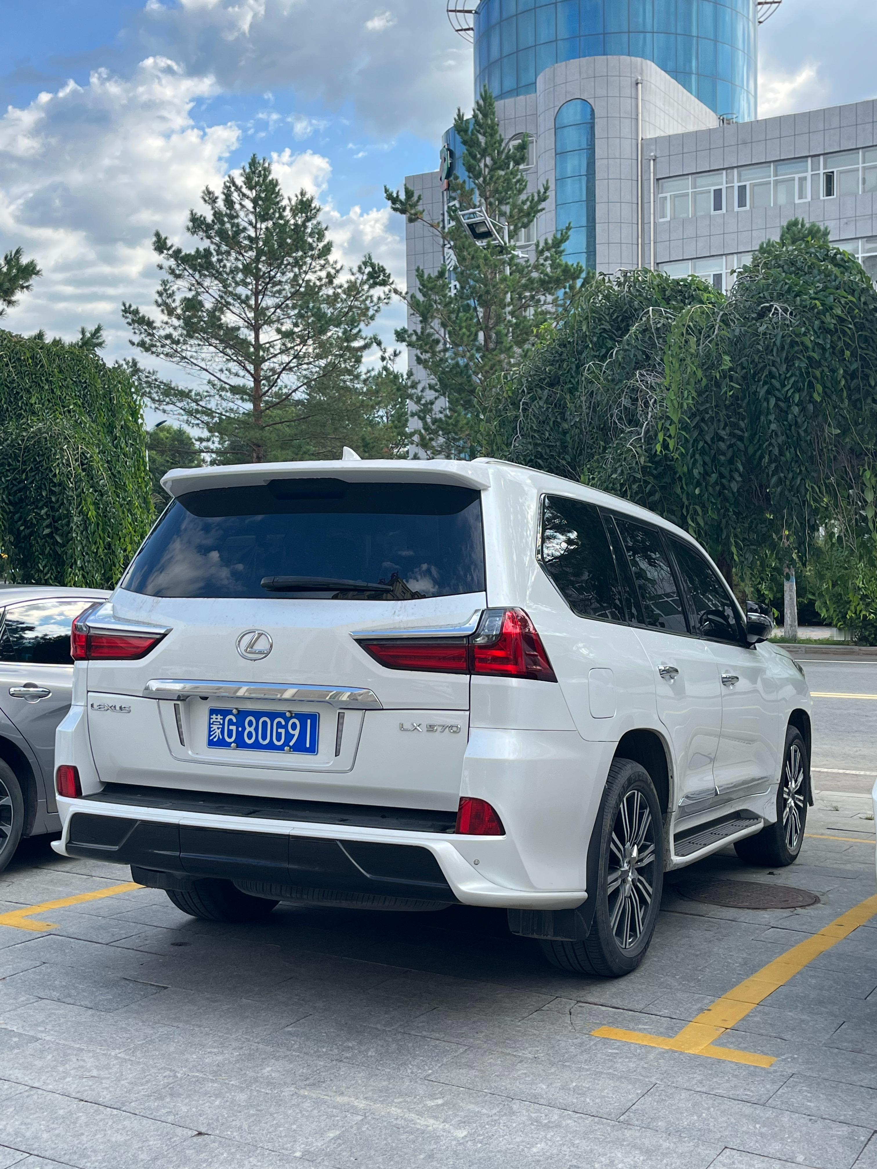 高工资，低房价，那可不就买个大越野车使劲烧油呗[doge]你愿意住这种地方把钱用