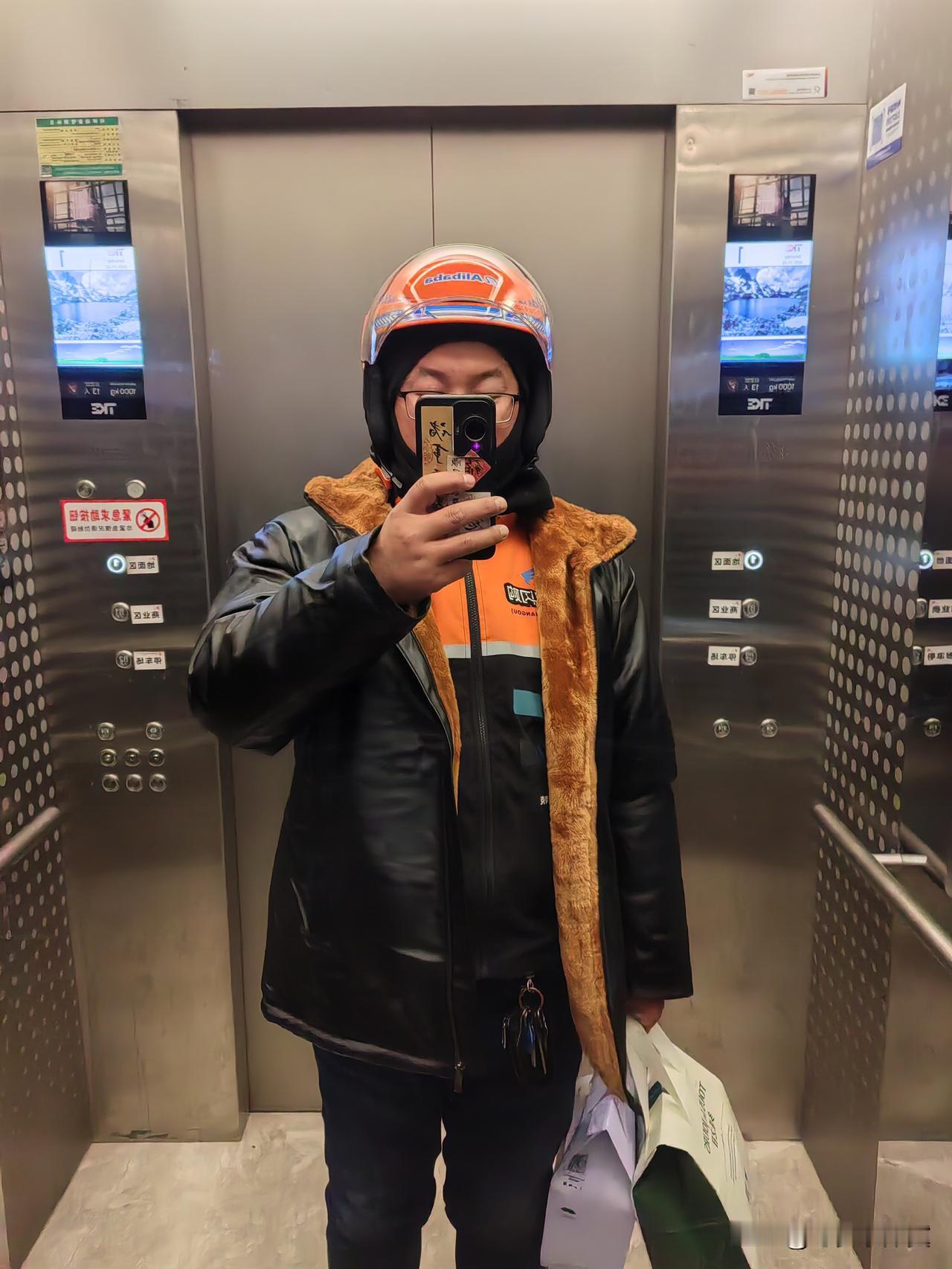 外卖行业现在已经快被大学生占领了，今天我又收了一个徒弟，还是大学生。我已经连着带