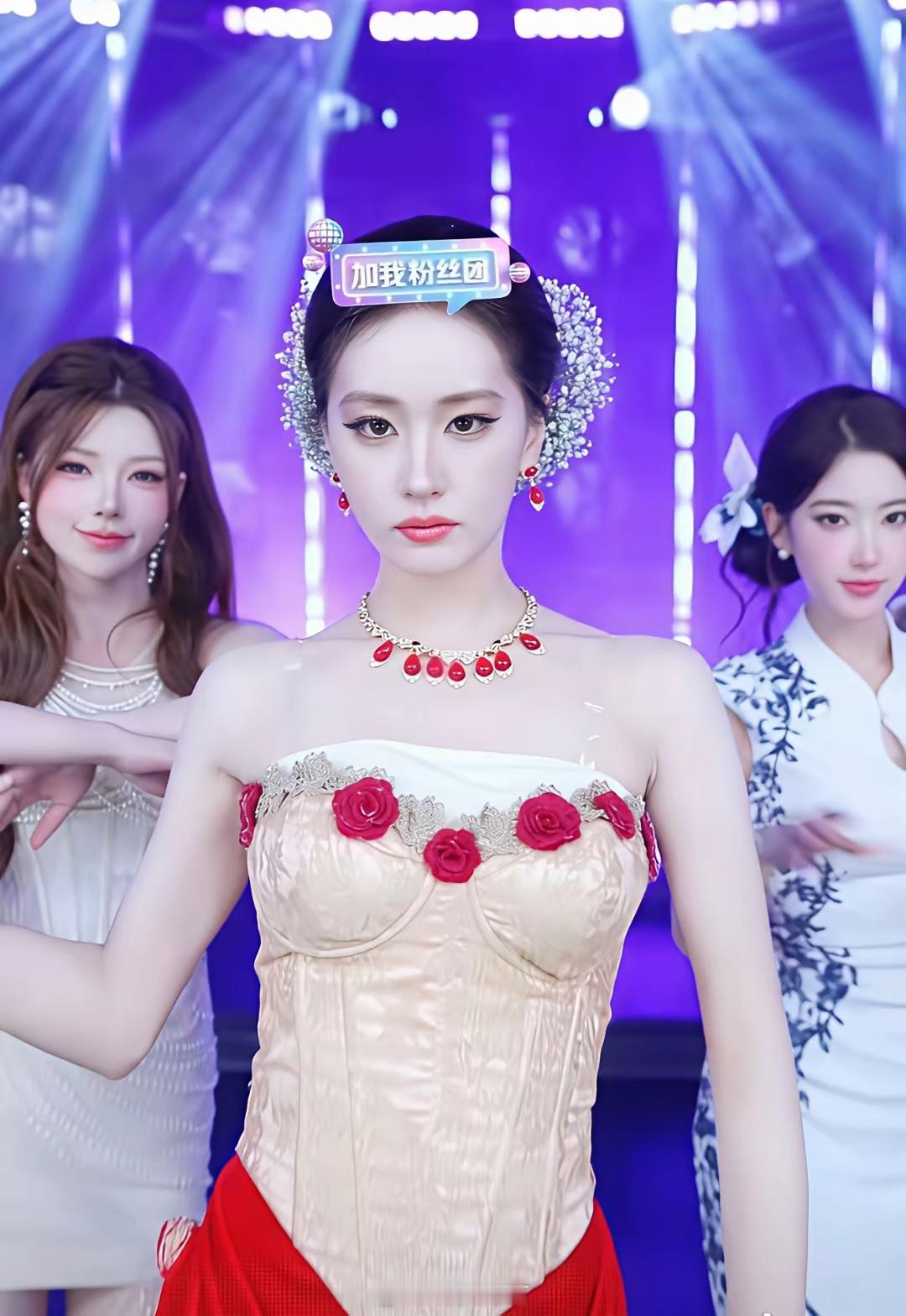 刘亦菲的满天星造型真出圈，这么多化妆模仿她的，不过确实有点像。