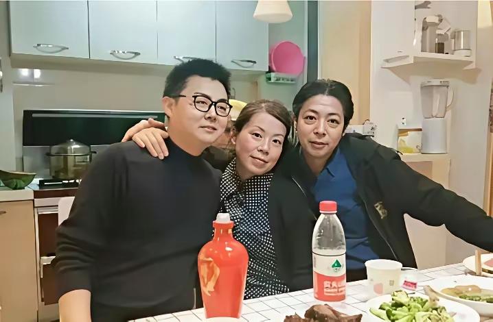 街溜子又开始撕姚家妞妞了。姚家妞妞说：“我们家是大家族，家风家教严谨…”张