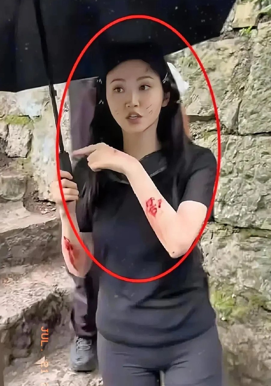 真是没想到！景甜现实中就长这样吗？！景甜真的好美啊，五官真的很好看，很温柔