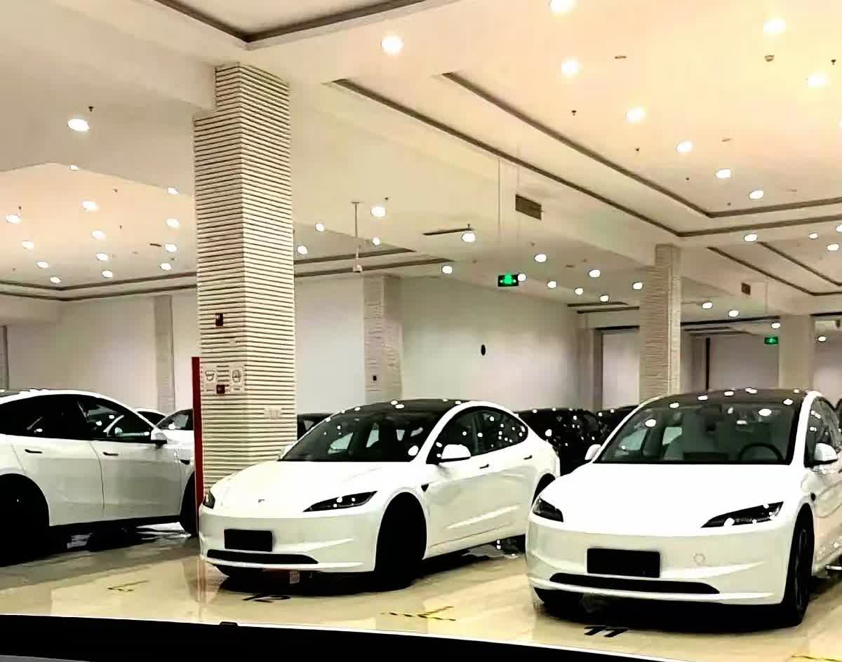 8000块钱，对于特斯拉来说可能不算什么，但是对于花20多万买车的人来说可是一笔