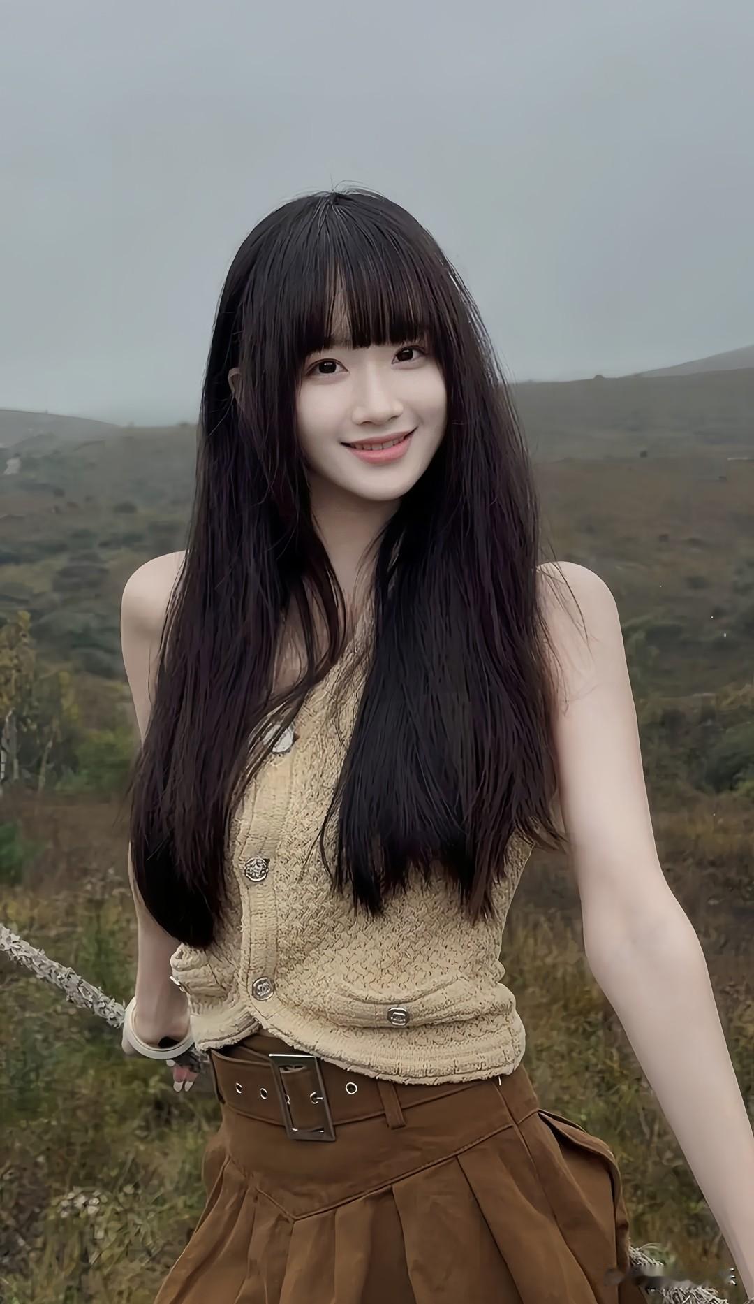 元气少女踏进山间，笑靥如花绽放，眉眼间的自然灵韵，美得像帧流动的画。自然清新美少