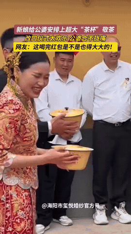 笑岔气了！新娘给公婆安排上超大“茶杯”敬茶，本该严肃的改口仪式，一下子变得欢乐起