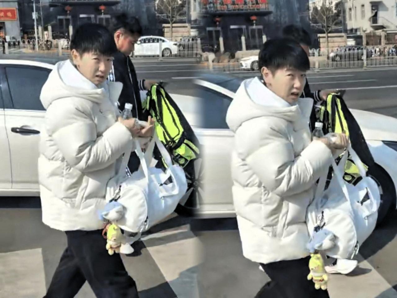 路人镜头里的莎莎也太好看了吧！软乎乎糯叽叽的，根本就是个奶团子嘛～这生图