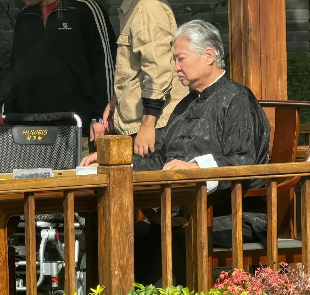 76岁的洪金宝头发全白，但眉宇间依然霸气侧漏。洪金宝作为成龙的大哥，不论是受