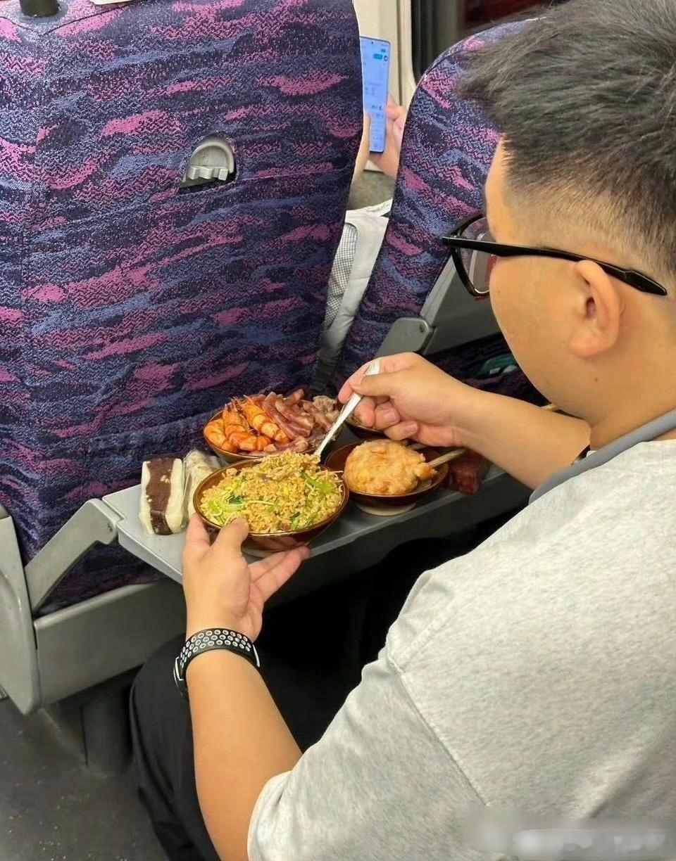 饿着肚子赶高铁，看到这一幕惊呆我了！真把高铁当自己家了