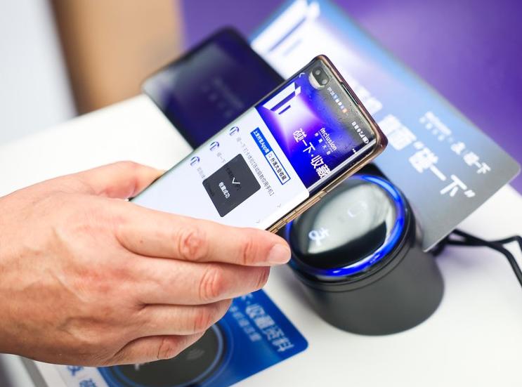 一位美国华人表示，中国的手机支付是最傻的事情，每次都需要掏出手机扫码，输入密码才