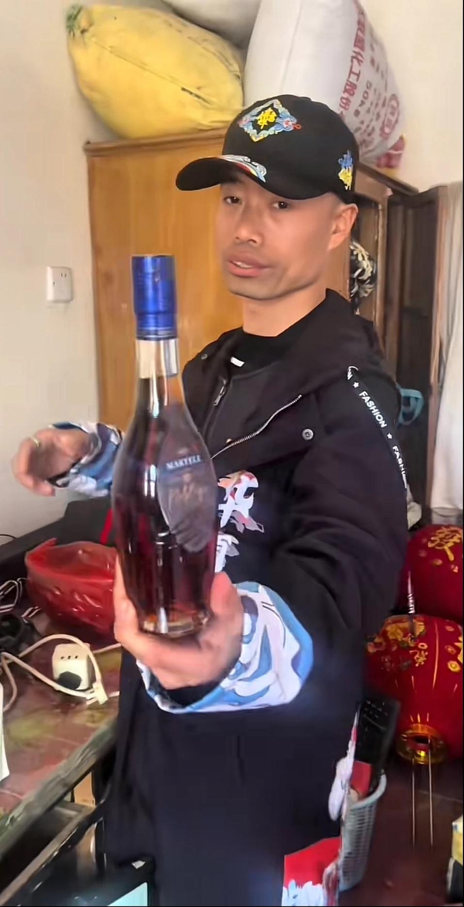 焊武帝，中集集团前电焊工，年收入150万左右，未婚，现在是江苏南通“舞王，他现在