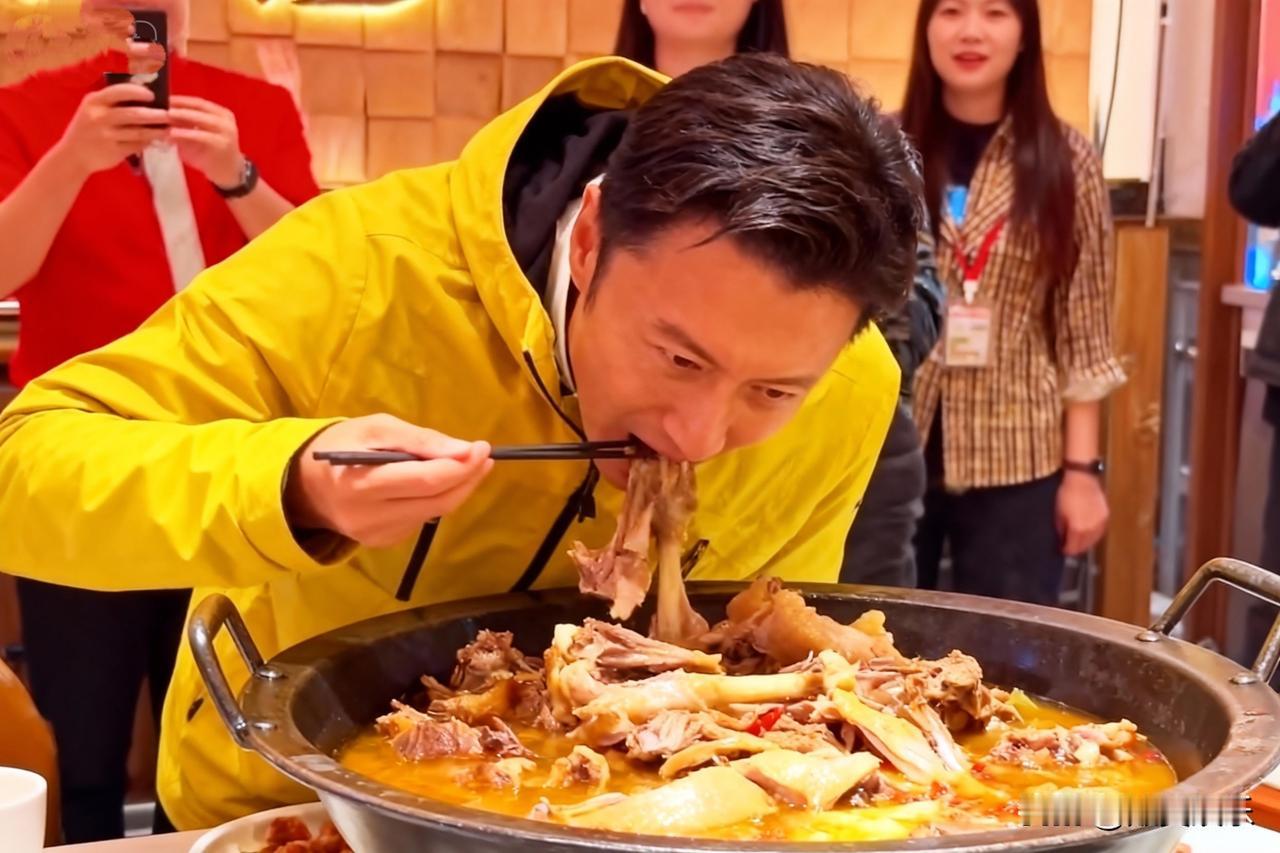 当香港艺人谢霆锋走进东北的街边老店，他手中的筷子不仅夹起了美食，更撬动了跨地域的