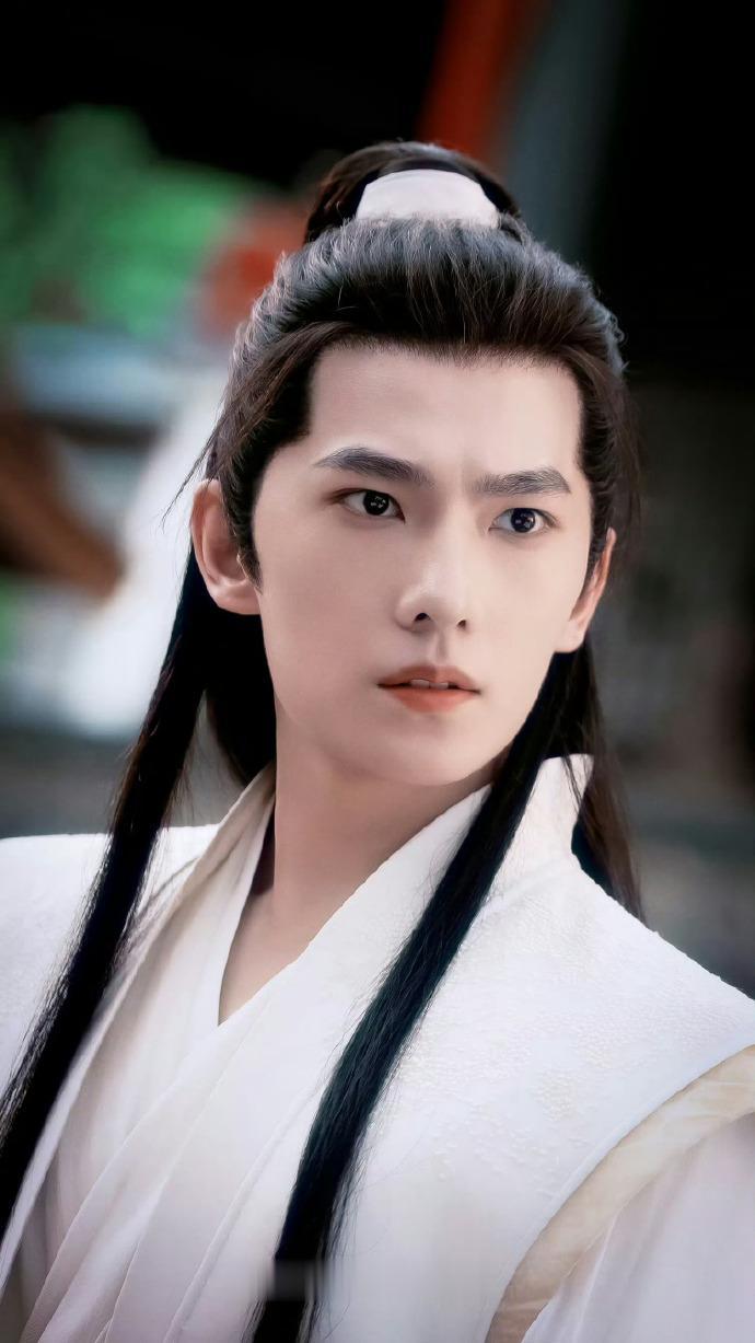 突然发现，杨洋之后，娱乐圈好像再也没有公认的帅哥了，张凌赫算是最接近的一个，结果