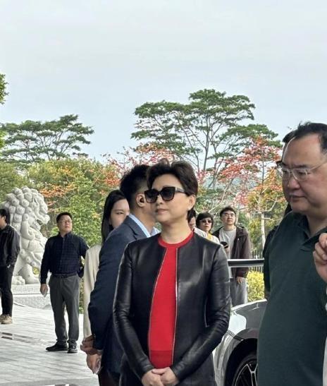 58岁杨澜和60岁吴征看车，一个像刚开完董事会的女总裁，一个像下楼遛弯的邻居大爷