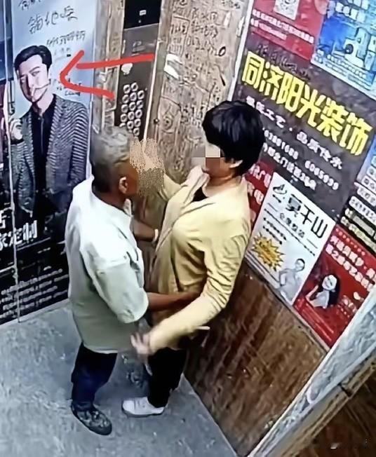 爱不是年轻人的专利，大爷大妈也有激情的渴望。别看热闹不嫌事大，一股脑的给人电梯轿