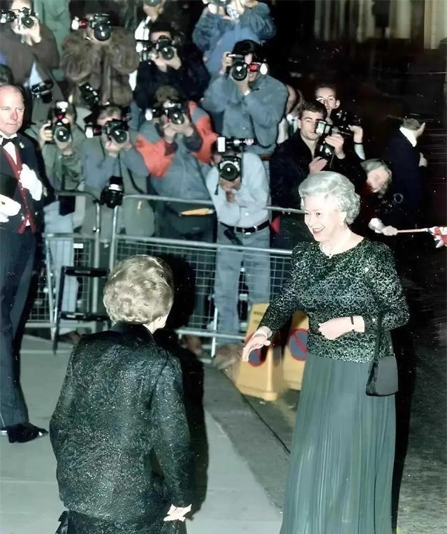 1995年的英国，历史将永远铭记这一场景。当天是英国前首相撒切尔的70岁生日，她