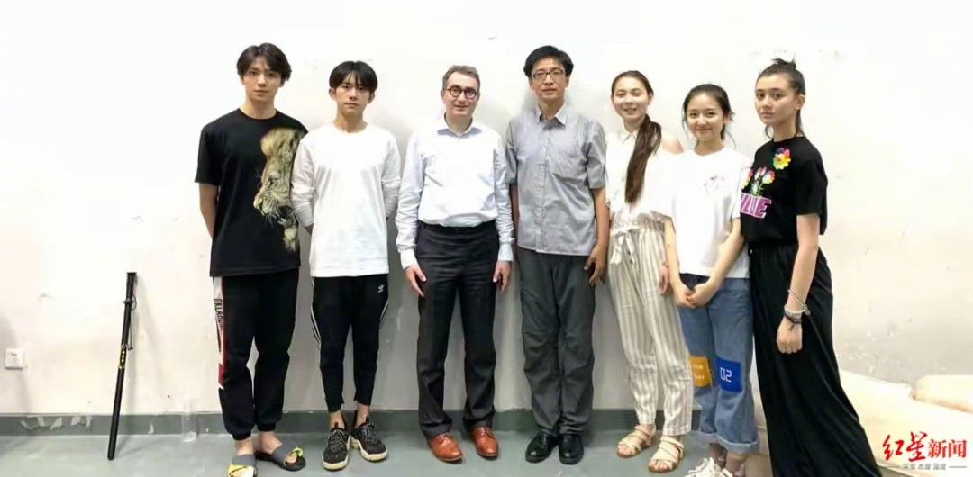 主动投案的王鑫是易烊千玺等人老师希望靳东、章子怡、袁泉、刘烨、佟丽娅、易烊