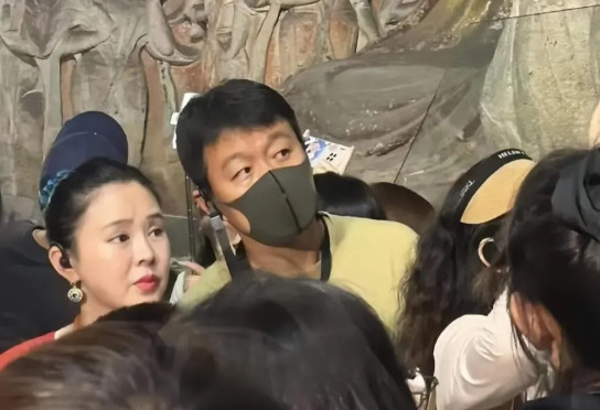 佟大为夫妻亮相云冈石窟。