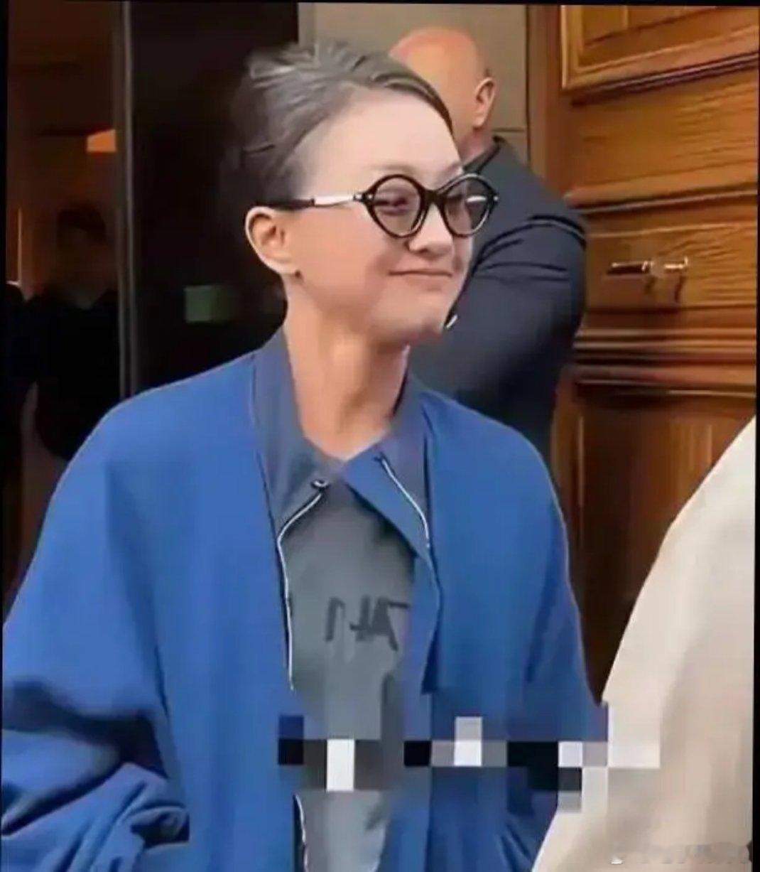 51岁的周迅不染发不修图，顶着一头白发出街