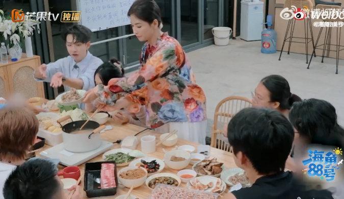 刘涛刘涛饭桌服务停不下来刷到涛姐饭局片段，煮火锅超香，发纸巾服务不停歇，